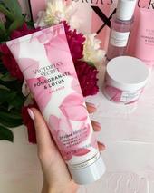 Victoria's Secret Pomegranate & Lotus Balance é uma fragrância